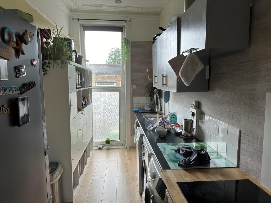 Lot: 130 - BLOCK OF FIVE FLATS FOR INVESTMENT - First Floor Flat Kitchen